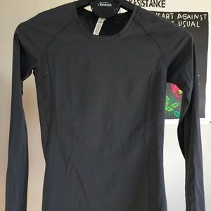 LAST CHANCE: UNDER ARMOUR long sleeve top